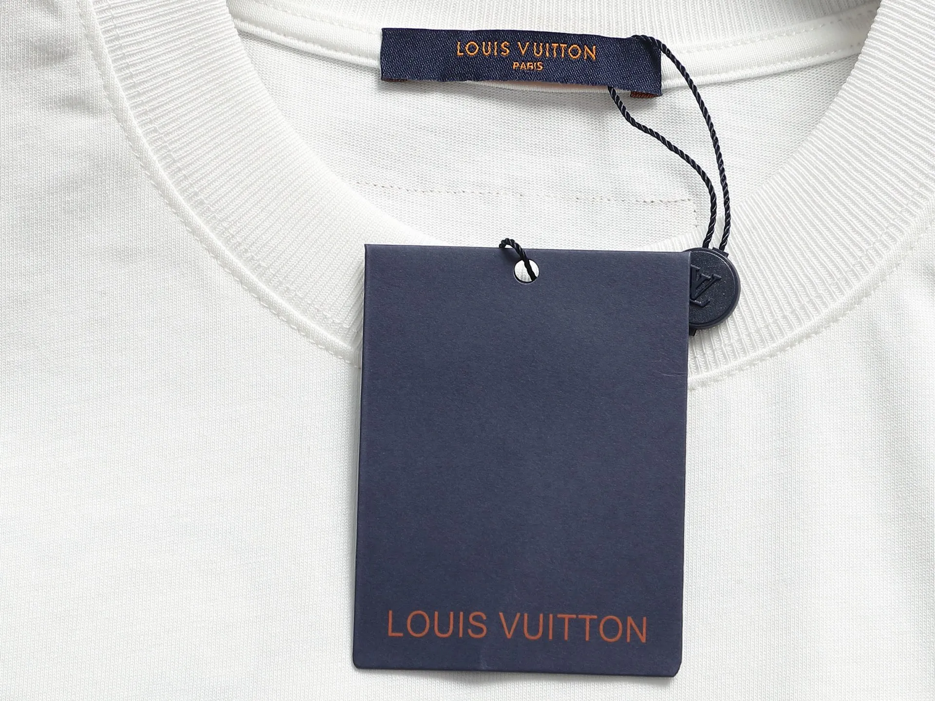 🅿️220 Louis Vuitton/Louis Vuitton High-end craftsmanship 1,000-needle embroidery. The large logo is exquisitely upgraded, inspired by the retro embroidery of the 1980s. Original fabric. Official same style. Short-sleeved T-shirt. Same vat dyed fabric. Very comfortable to the touch. The latest brick cabinet synchronization for spring and summer. Fashionable and personalized. Super versatile and good-looking. Very suitable for both men and women. A must-have for everyone. Hang tag. Collar label. Washed wheat. Complete with three labels. Color: black, white, khaki. Size: S M L XL |